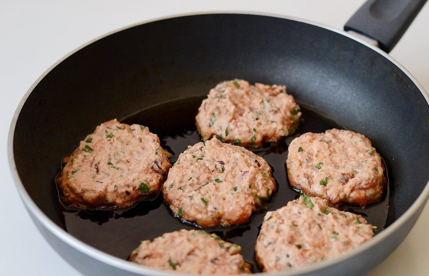 1. Этап. Томатные котлеты: Разогрейте сковороду на среднем огне, сформируйте столовой ложкой котлетки. Обжаривайте их по 2-3 минуты с каждой стороны, до золотистого цвета. Готовые котлеты выложите на бумажное полотенце, чтобы впиталось лишнее масло.