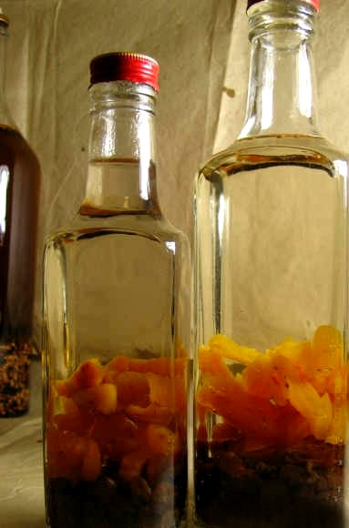 1. Этап. Настойка на сухофруктах: Заливаем нашу горючую жидкость в бутылки с сухофруктами. Закрываем крышкой и ставим в темное место при комнатной температуре. Там настойка будет набирать силу в течение 2-х недель.