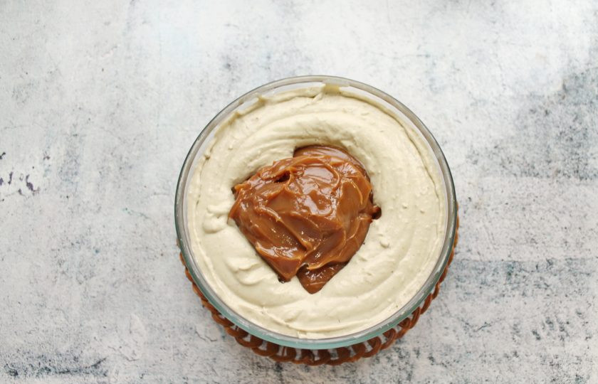 1. Этап. Банановый торт суфле: Добавьте в массу вареную сгущенку и снова взбейте до пышной консистенции.