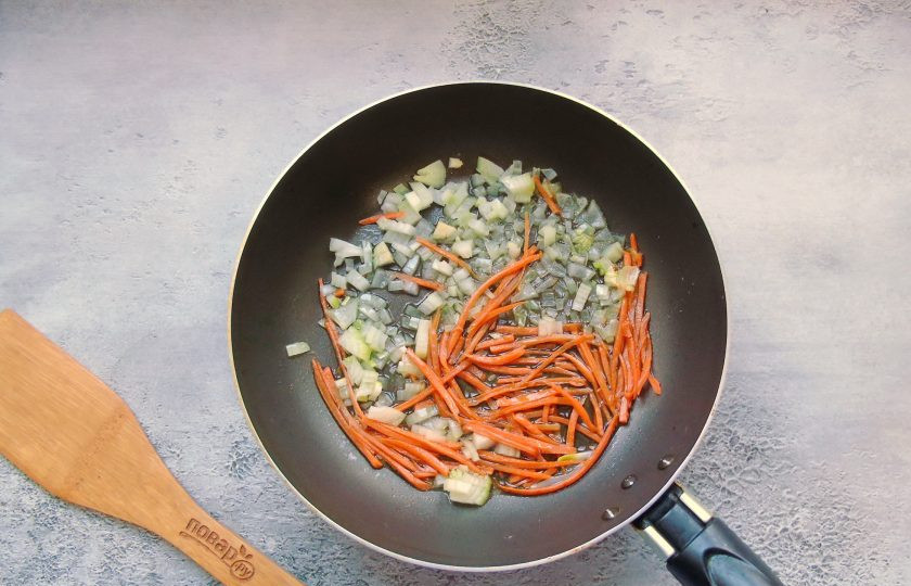 1. Этап. Рыбный суп с булгуром: Морковь и лук нарежьте и слегка обжарьте в подсолнечном масле.