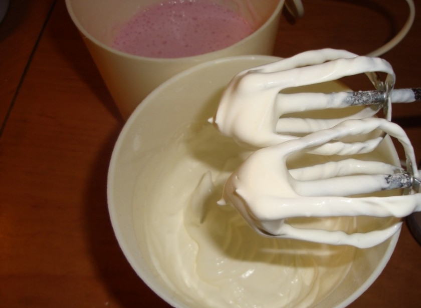 1. Этап. Малиновый мусс для торта: Взбейте сливки миксером до образования мягких пиков, всыпая сахарную пудру. Затем смешайте лопаткой сливки и малиновый сироп.