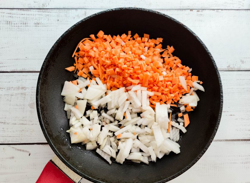 1. Этап. Печень с грибами и картошкой: Лук очистите от шелухи и мелко нарежьте. Морковь хорошо помойте и натрите на средней терке. Выложите овощи в хорошо разогретую сковороду с растительным маслом и обжарьте их в течение 5-6 минут.