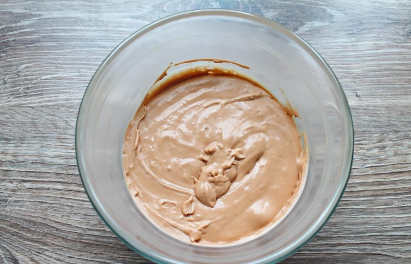 1. Этап. Торт Вриндаван: Взбивайте до однородной и воздушной массы.