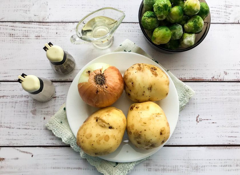 1. Этап. Тушеная брюссельская капуста с картошкой: Подготовьте все необходимые ингредиенты.