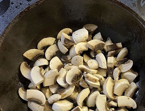 1. Этап. Запеканка с брокколи и индейкой: Шампиньоны нашинкуйте не сильно мелко и так же, обжарьте до румяного цвета.