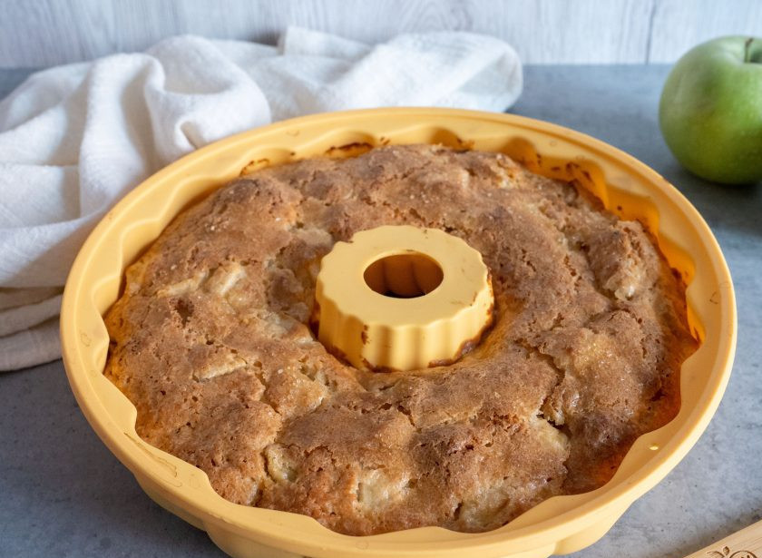 1. Этап. Пирог Неженка с яблоками: Выпекайте 40-45 минут при температуре 180 градусов.