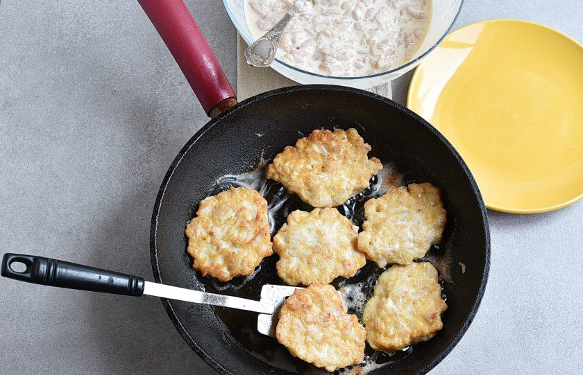 1. Этап. Оладьи из курицы: Переверните оладьи, убавьте нагрев и жарьте до готовности.