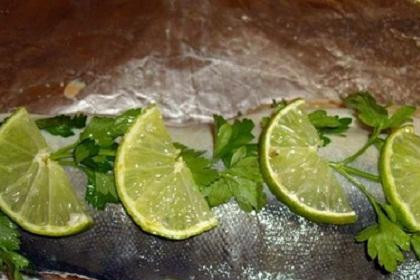 1. Этап. Горбуша с грибами: 4. Теперь второй половинкой рыбного филе закрываем начинку. Сверху выложить на рыбу веточки петрушки и кольца лимона. Все завернуть в фольгу и запекать рыбу в духовке при 180 градусах около часа. За несколько минут до готовности откройте фольгу, чтобы рыба сверху немного запеклась. Выложить рыбу на блюдо, украсить его зеленью и лимоном. Все. Приятного аппетита!