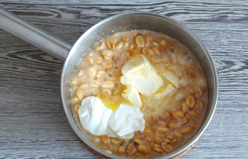 1. Этап. Тарталетки с орехами и карамелью: Добавьте сметану, 120 грамм сливочного масла. Перемешайте.