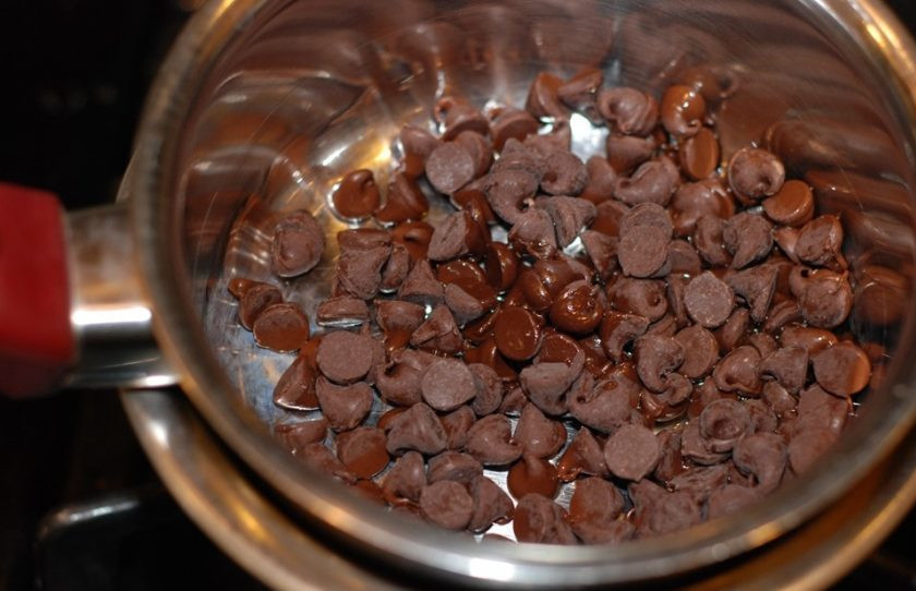 1. Этап. Шоколадные трюфели с миндалем: 4. Растопите шоколадную крошку на водяной бане, добавьте растительное масло.
