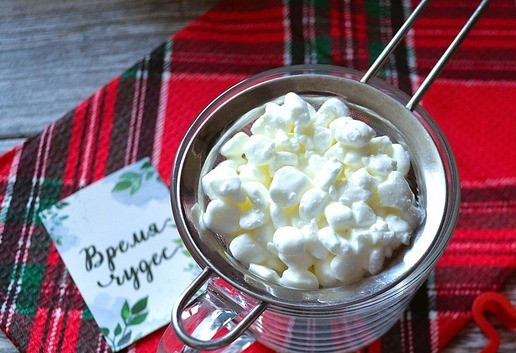 1. Этап. Салат Новогодние россыпи: Заранее откиньте творог на сито. Сварите перепелиные яйца.