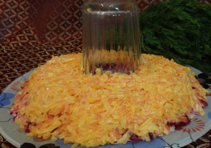 1. Этап. Салат Гранатовый браслет: 7. Следующий слой - тертая отварная морковь.