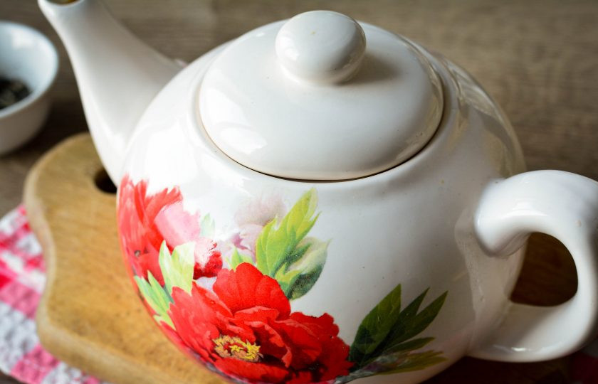 1. Этап. Зеленый чай с корицей для похудения: Прикройте заварник крышкой и дайте чаю настояться 10-15 минут. После чего разлейте в чашки, используя сито.