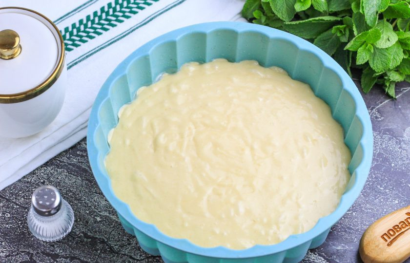 1. Этап. Пирог на сливочном масле: Разогрейте духовку до 180 градусов. Выложите приготовленное тесто в форму для запекания и отправьте в духовку на средний уровень примерно на 40 минут. Смазывать форму не нужно — жир присутствует в тесте.