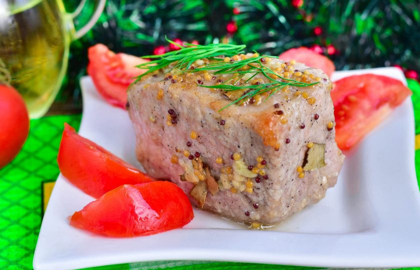 1. Этап. Запеченное мясо на Новый год: Готовое мясо переложите на блюдо.