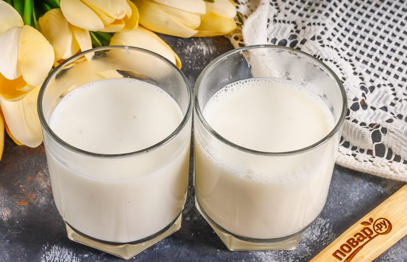 1. Этап. Панна-котта с вишней: Дайте сливкам слегка остыть и перелейте их в формочки или стаканы, чашки. Поместите формочки в холодильник на 1 час для застывания или в морозильную камеру на 20-30 минут.