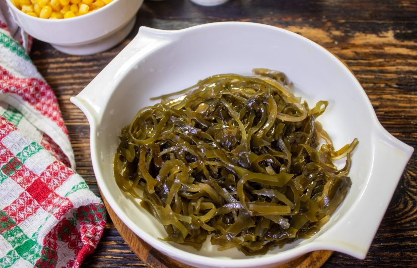 1. Этап. Салат Морской Еж: Морскую капусту выложите в салатник, слив всю жидкость.