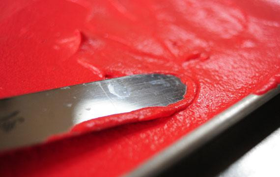 1. Этап. Красный бархатный пирог: 6. Выложить тесто в подготовленную форму для пирога. Используя большой шпатель, выровнять поверхность. Выпекать в течение 20 минут. Убрать пирог из духовки, извлечь из формы и дать остыть в течение 20 минут.