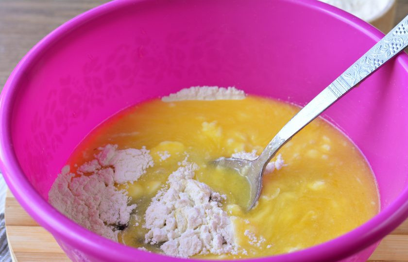 1. Этап. Кекс с творожным сыром: Влейте к муке творожную массу.