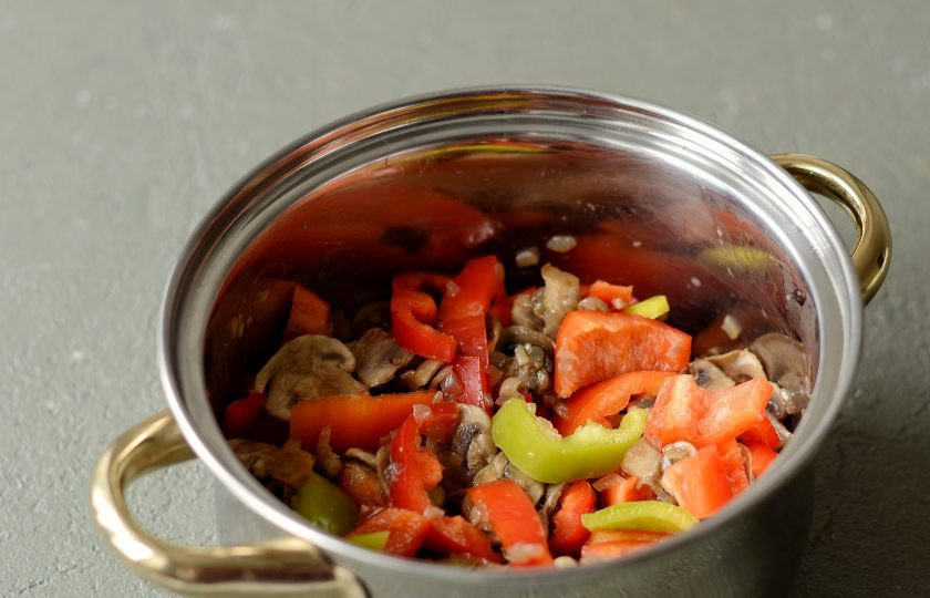 1. Этап. Лечо с грибами: Соедините перец с шампиньонами и луком. Добавьте томатный соус.