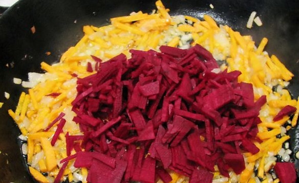 1. Этап. Борщ на свиных ребрышках: 7. Добавить на сковороду свеклу и жарить еще около 2-3 минут.