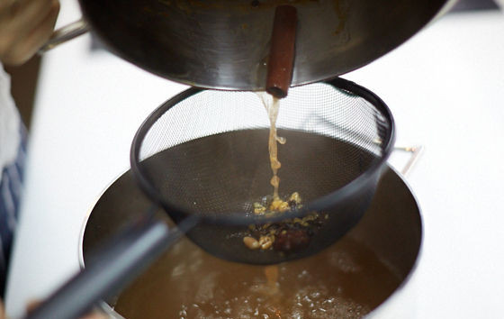 1. Этап. Сбитень ржаной: Сбитень процедите через сито.