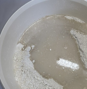 1. Этап. Ржаные булочки  Быстрые: Просеять оба вида муки. Добавить уксус в воду, влить в муку, добавить разведённые дрожжи.