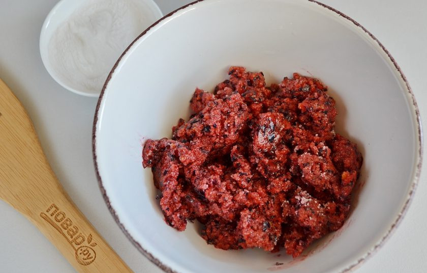 1. Этап. Плюшки Для любимых: С помощью блендера измельчите замороженные ягоды вместе с сахаром.