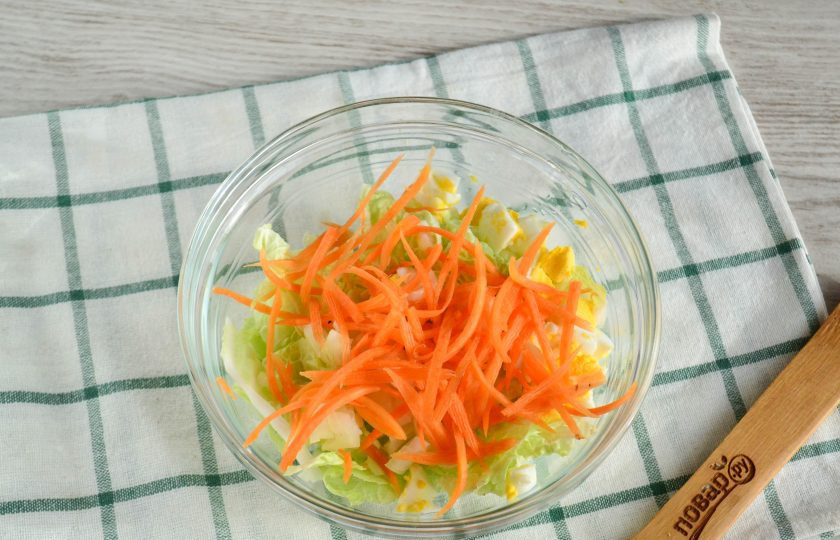 1. Этап. Салат с пекинской капустой и сайрой: Морковь натрите на терке для моркови по-корейски и добавьте в салат.