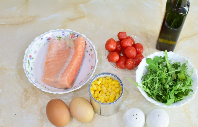 1. Этап. Салат с семгой и кукурузой: Для приготовления салата подготовьте необходимые ингредиенты. Пропорции продуктов можно немного поменять на свой вкус.
