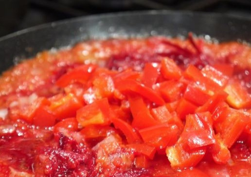 1. Этап. Вкусный борщ с говядиной: Затем добавляем кубиками нарезанный болгарский перец. Перемешиваем и жарим еще около 5 минут.