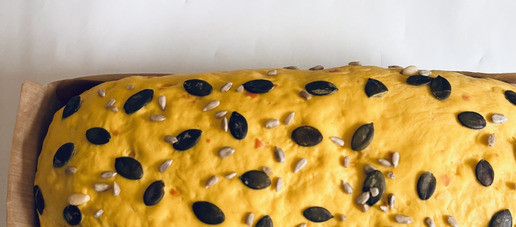 1. Этап. Тыквенный тостовый хлеб: Вот так выросло тесто за полчаса, чуть не убежало из формы. Выпекать в разогретой духовке на нижнем уровне при температуре 200 градусов около 30 минут, учитывая особеннности своей духовки.