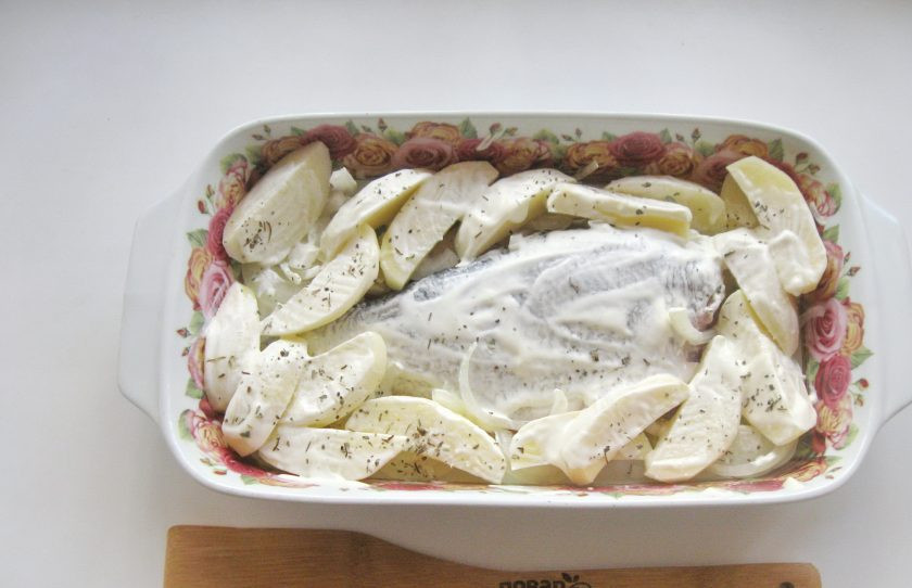 1. Этап. Лещ в духовке с картофелем: Картофель посолите и смажьте смесью сметаны с майонезом. А также посыпьте картофель и рыбу сушеным базиликом.