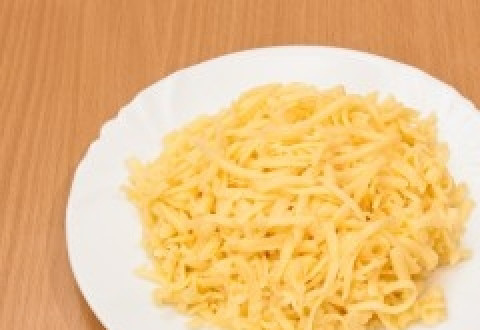 1. Этап. Угорь с хреном: Натираем сыр на крупной терке.