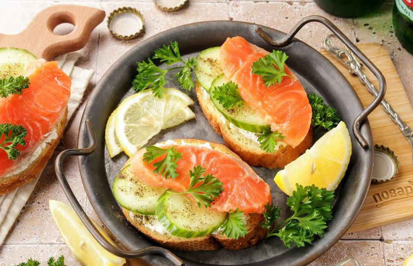 1. Этап. Бутерброды к пиву на скорую руку: Бутерброды к пиву на скорую руку готовы. Посолите, поперчите, украсьте зеленью и подавайте к столу. Приятного аппетита!