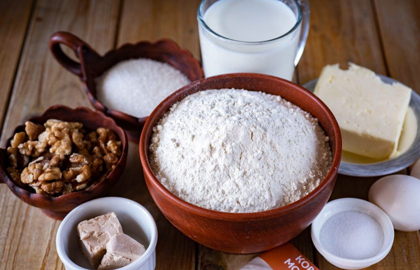 1. Этап. Булочки с грецкими орехами и корицей: Все ингредиенты подготовим по списку.