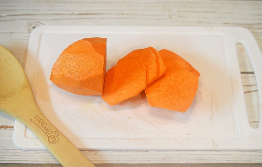 1. Этап. Лосось, запеченный с овощами: 7. Батат почистите и нарежьте тонкими кружками.