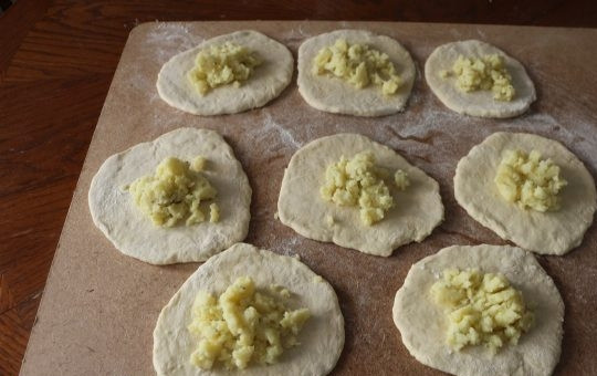 1. Этап. Хычины с картошкой: 4. Разомните каждый шарик в лепешку, а в центр выложите начинку.