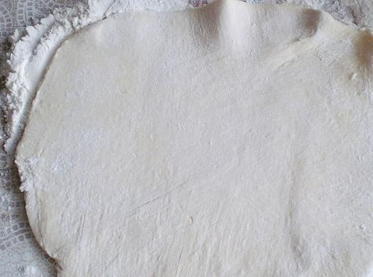 1. Этап. Слойки с рыбой: Из каждого кусочка теста раскатываем круг такого размера, чтобы он покрыл тарелочки.