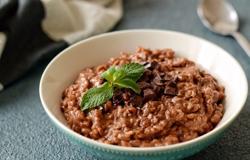 1. Этап. Шоколадная рисовая каша: Перед подачей посыпьте кашу кусочками шоколада. Приятного аппетита!