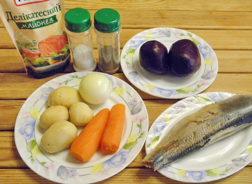 1. Этап. Селедка под шубой без яиц: Подготовьте продукты. Отварите овощи до готовности в кожуре. Очистите. У рыбы удалите внутренности, кожу, голову.