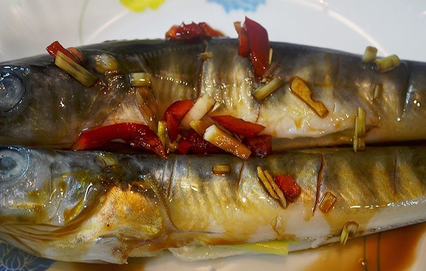 1. Этап. Острая рыба по-вьетнамски: 6. Замаринуйте рыбу в полученном соусе, втирая его в надрезы. Оставьте минут на 20.