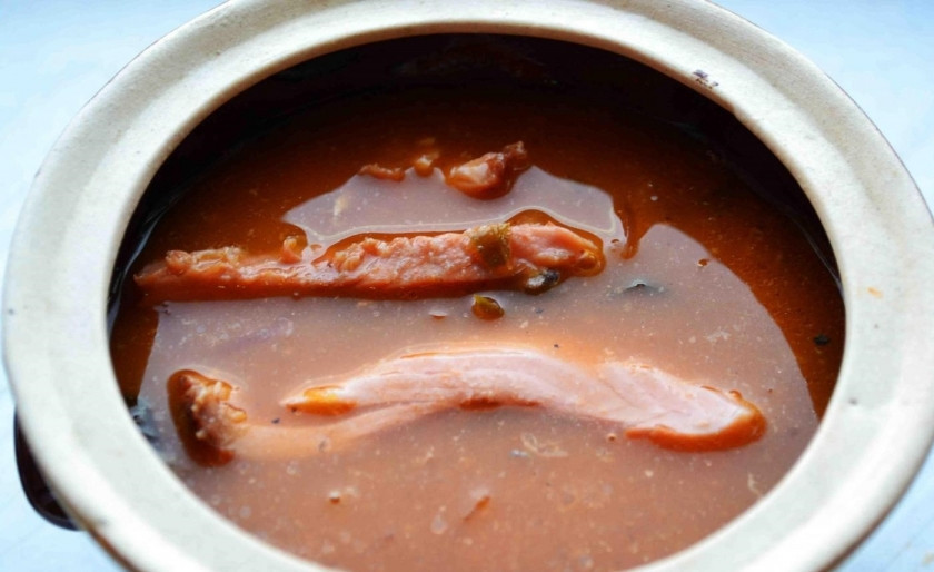 1. Этап. Солянка из рыбы: 10. Вливаю горячий рыбный бульон и ложкой перемешиваю содержимое горшочка, отправляю его в разогретый до 180 градусов духовой шкаф и держу там до закипания.