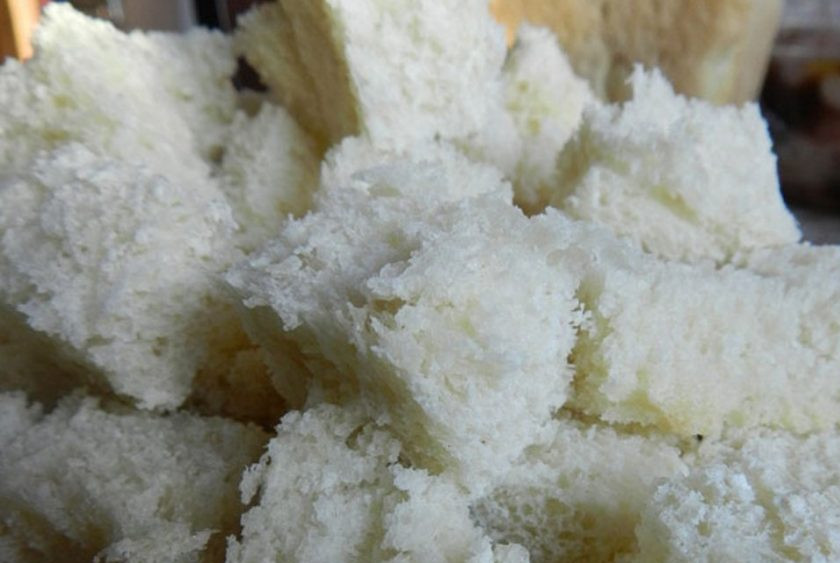 1. Этап. Сухари для Цезаря: Поместите буханку хлеба на некоторое время в холодильник, а если времени совсем нет, то в морозилку. Спустя время нарежьте его на кубики одинакового размера. Так хлеб меньше будет крошиться.