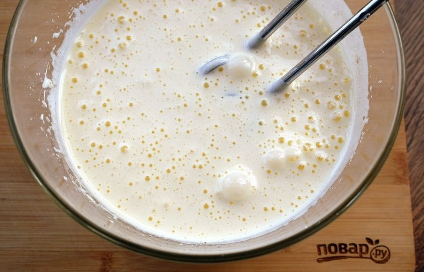 1. Этап. Шоколадный чайный пирог: Масло и сахар взбейте добела. Затем добавьте яйца по одному, продолжая взбивать.