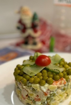 1. Этап. Рождественский салат Оливье: Салат Оливье готов. Порционно подаем к столу и наслаждаемся очень знакомым и очень любимым вкусом Новогодних праздников! Всем приятного аппетита! Мира, добра и любви!