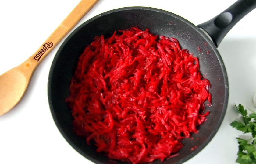 1. Этап. Борщ для детей: Обжарьте свеклу до готовности, добавьте в конце томатную пасту и готовьте все вместе еще пару минут.