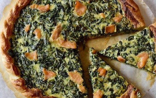 1. Этап. Закусочный пирог со шпинатом и семгой: 6. Выпекайте пирог при температуре 180 градусов около 40 минут. Закусочный пирог со шпинатом и семгой готов. Приятного аппетита!