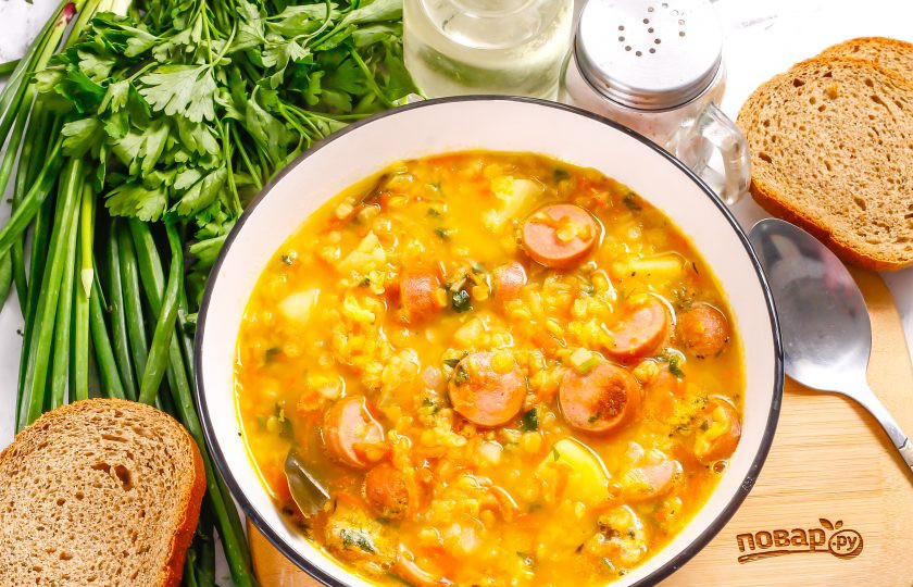 1. Этап. Суп с чечевицей и сосисками: Выложите его в глубокие тарелки и подайте к столу с гренками, сухариками, черным или ржаным хлебом.