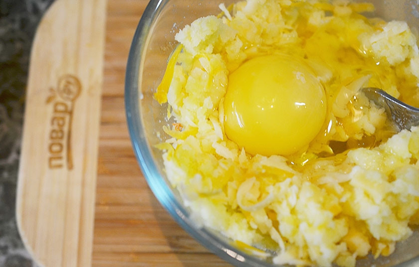 1. Этап. Хрустящий сырный картофель: 4. Добавьте яйцо.